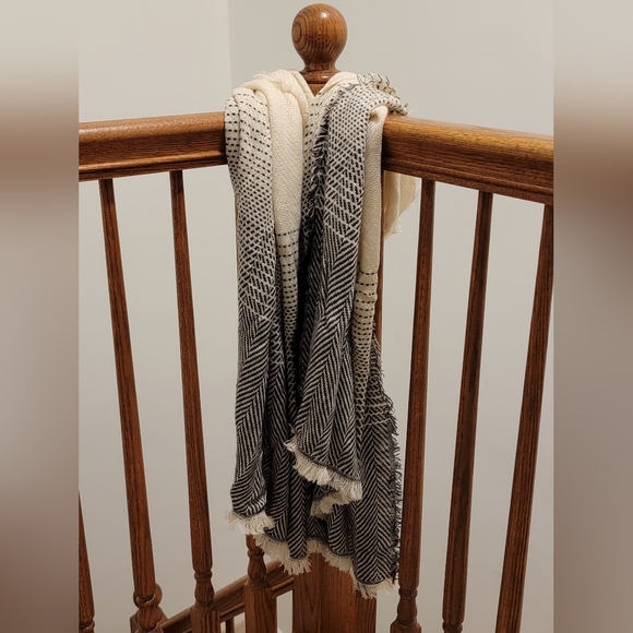 PRICE DROP! Scarf - pashmina style - cream and black pattern - Picture 3 of 3